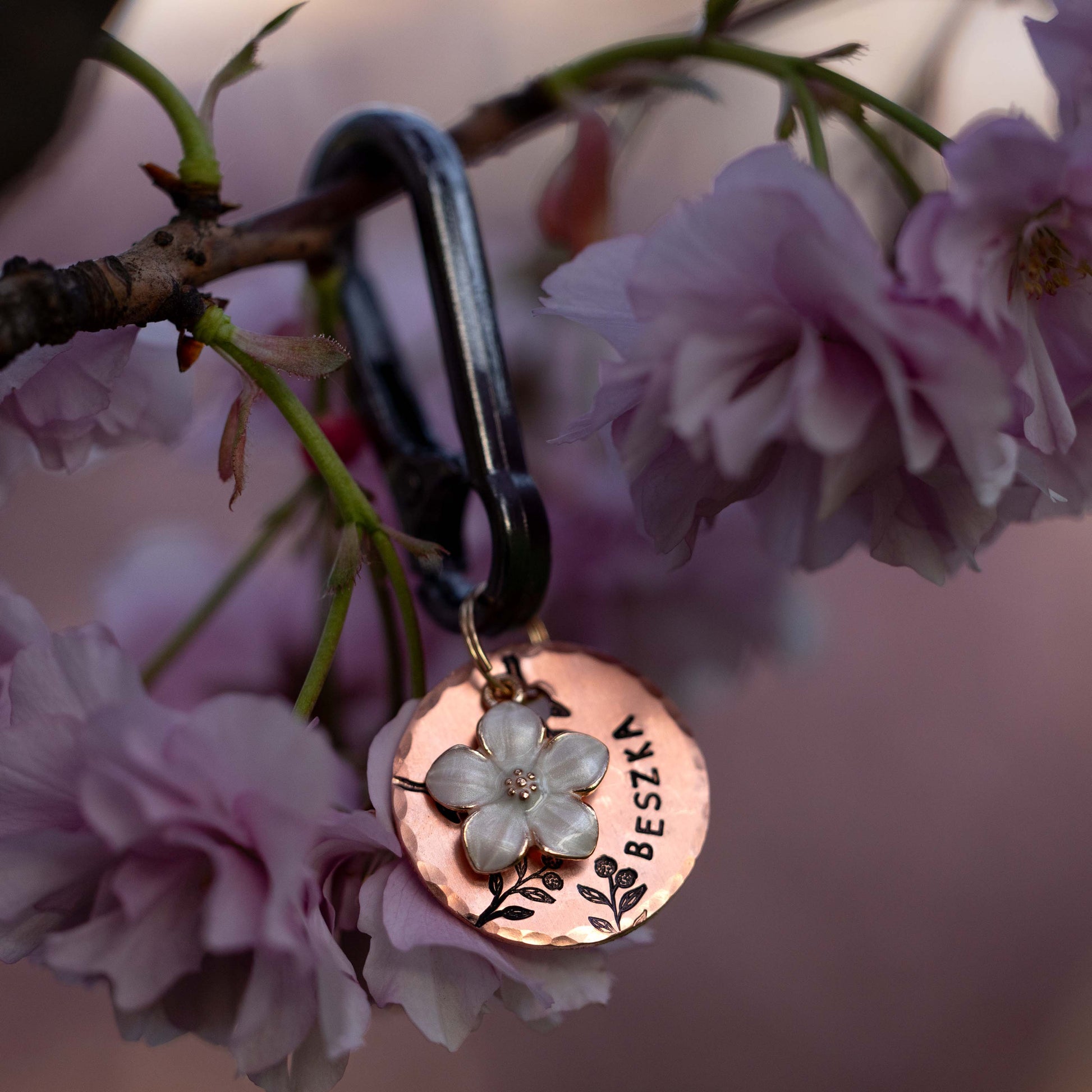 detal adresówki dla psa Dahlia rose gold z delikatnym wzorem kwiatowym