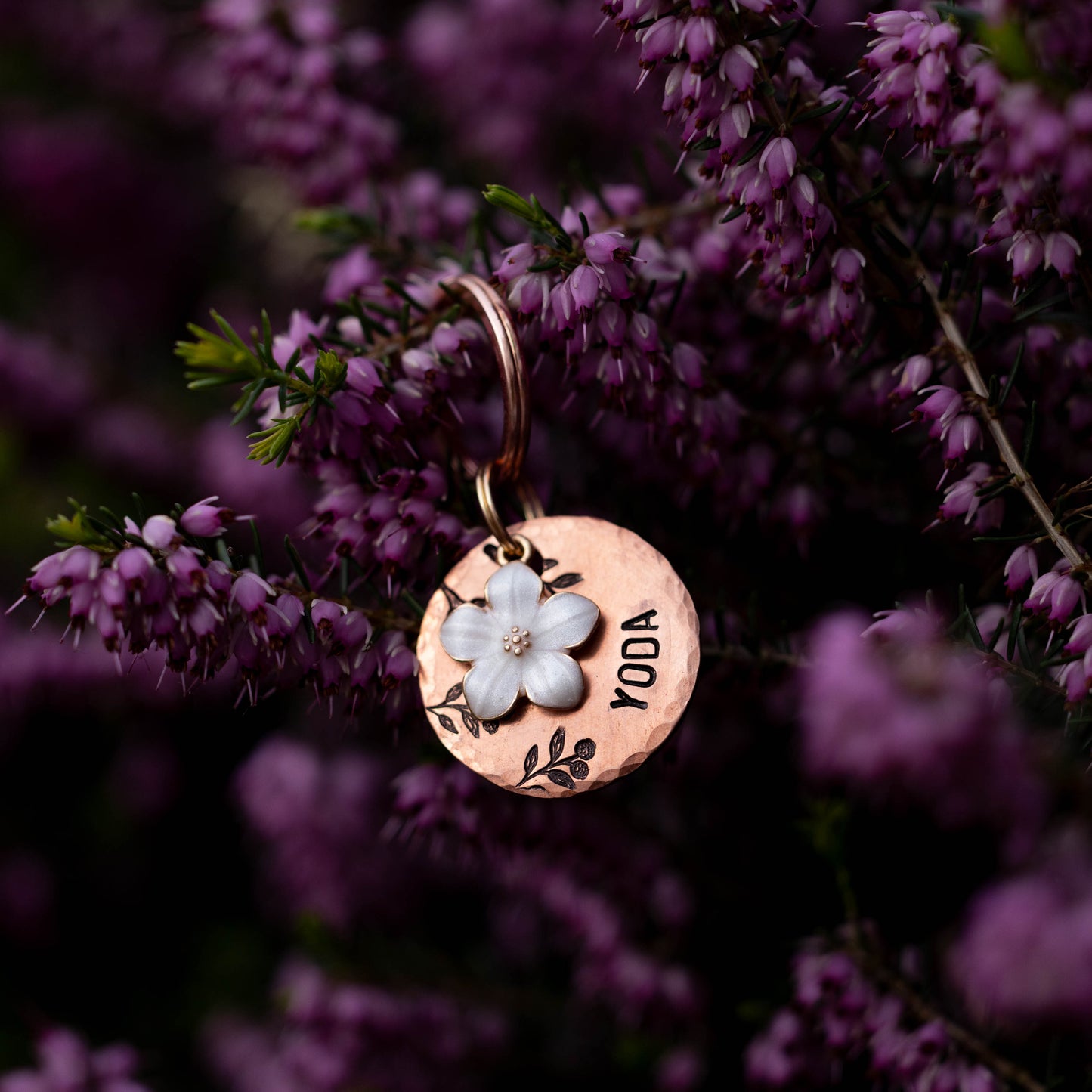 adresówka dla psa Dahlia w kolorze rose gold z kwiatowym motywem