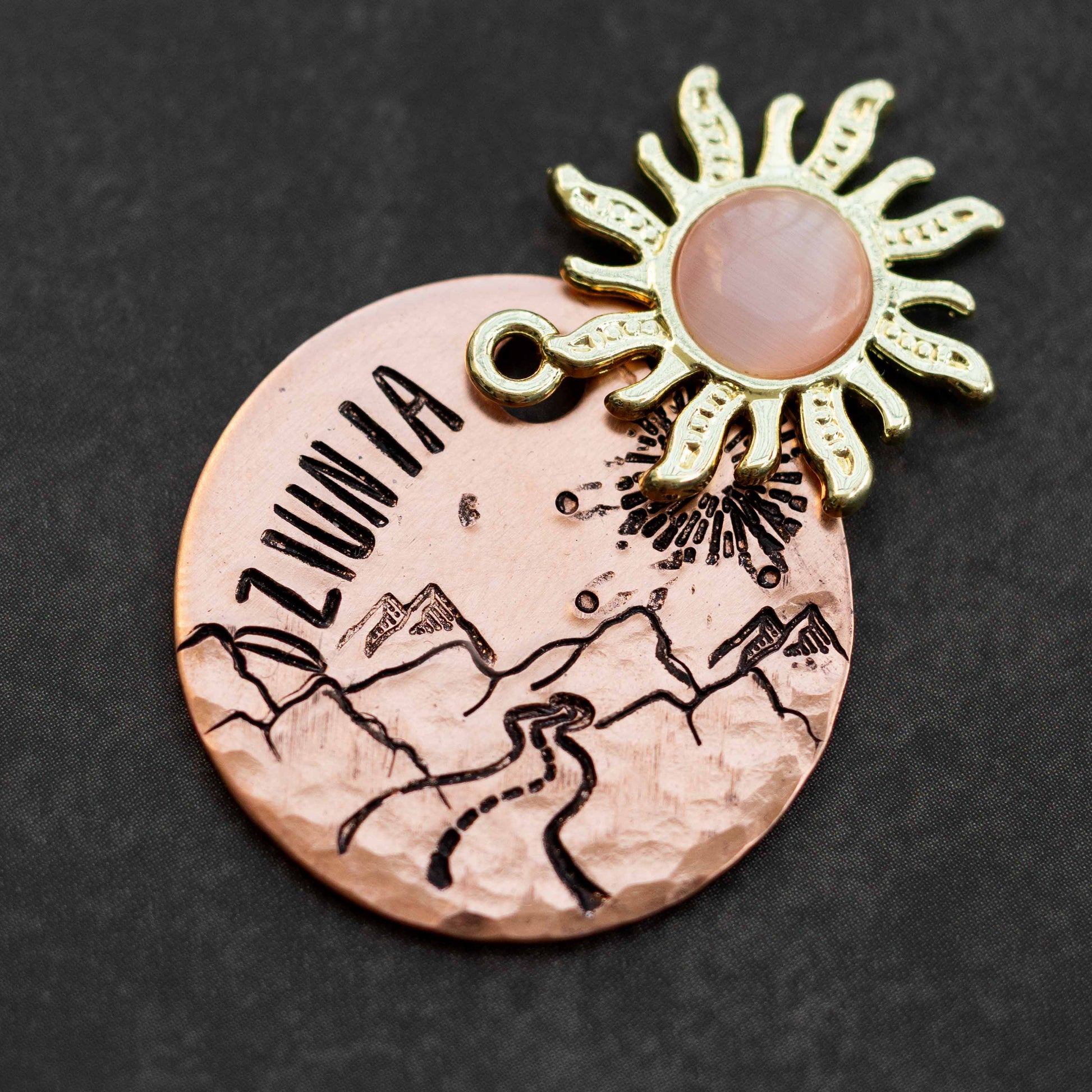 adresówka dla psa 25mm Arizona Sun w kolorze rose gold z letnim motywem górskim i zawieszką słońca 