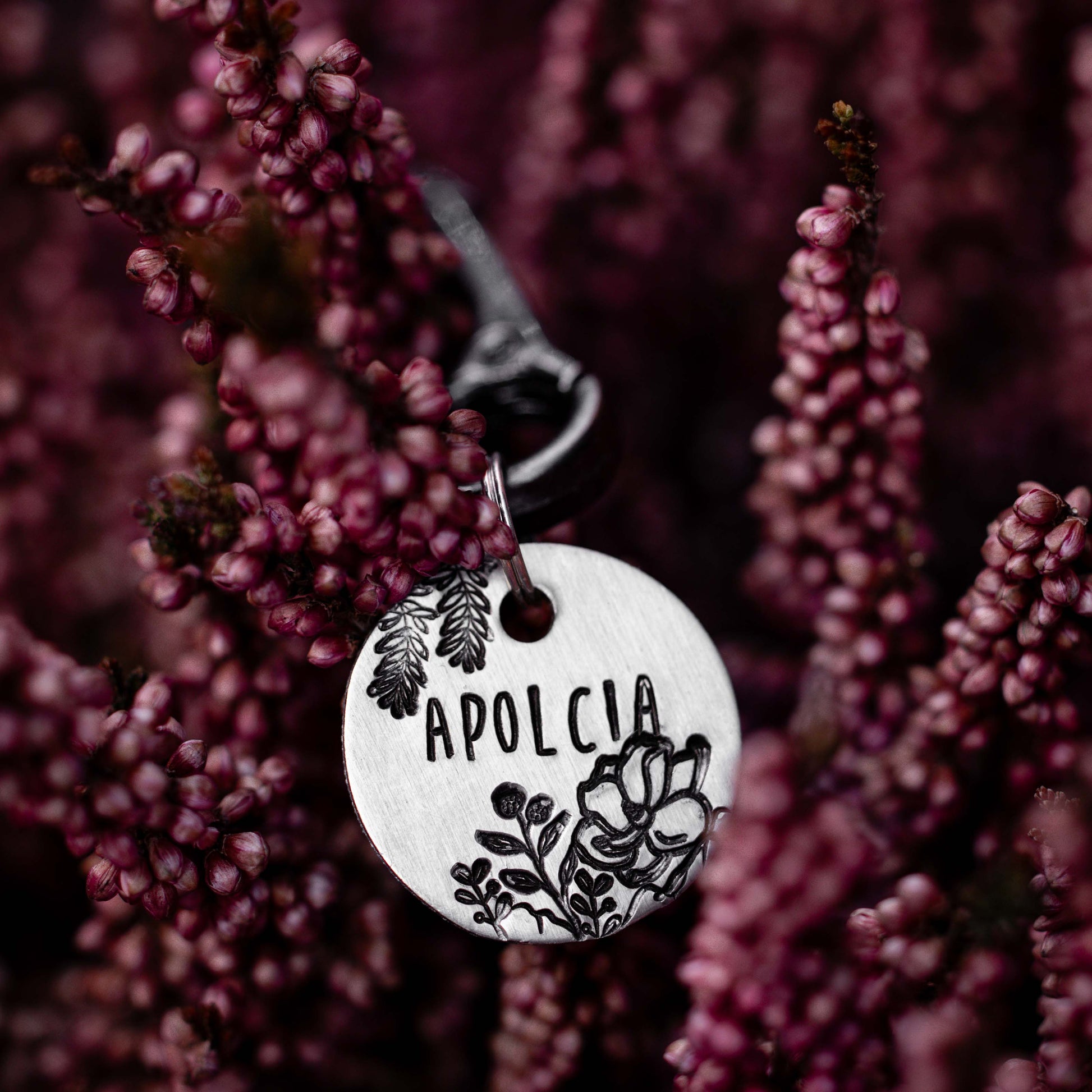 aluminiowa adresówka dla psa Bloom Whisper w kolorze srebrnym z kwiatowym wzorem