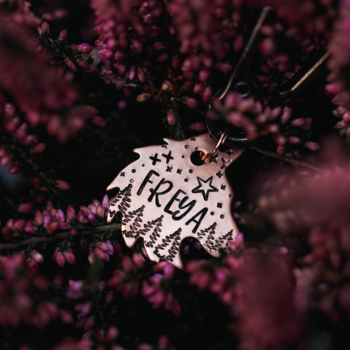 Adresówka dla psa FOREST SPIRIT w kształcie wilka z leśnym motywem