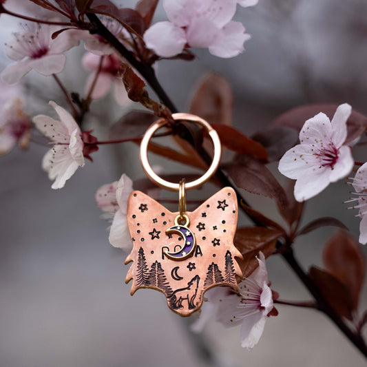 adresówka dla psa Wild Forest nocna edycja z motywem lasu i zawieszką księżyca rose gold