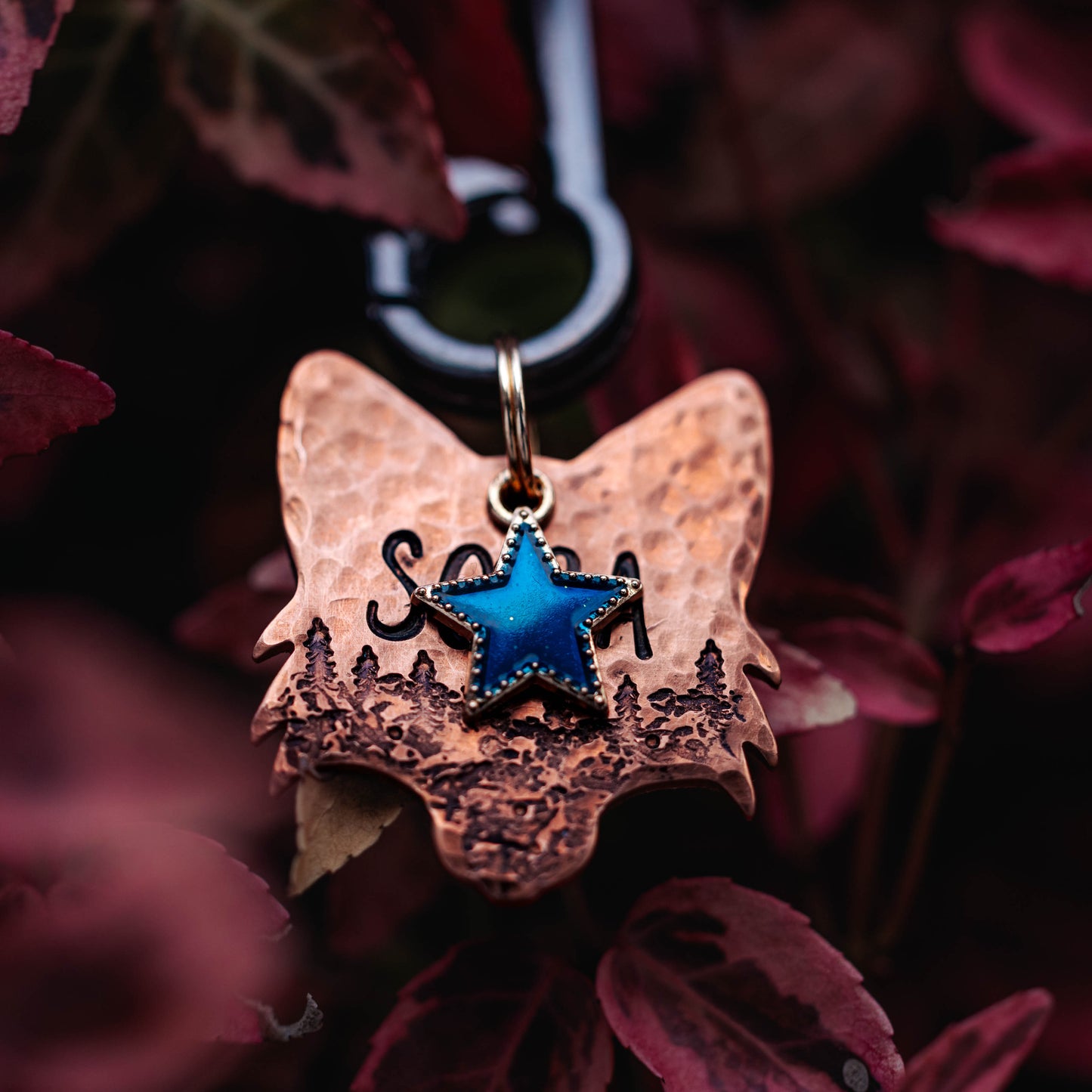 detal adresówki dla psa Forest Fox z teksturą w kolorze rose gold