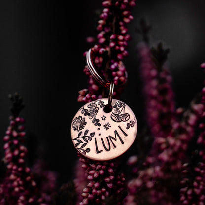 adresówka dla psa Magical Garden w kolorze rose gold z delikatnym motywem roślinnym