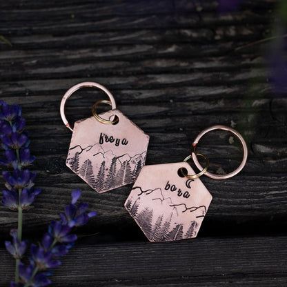 Adresówki dla psa z motywem lasu i gór w kolorze rose gold 