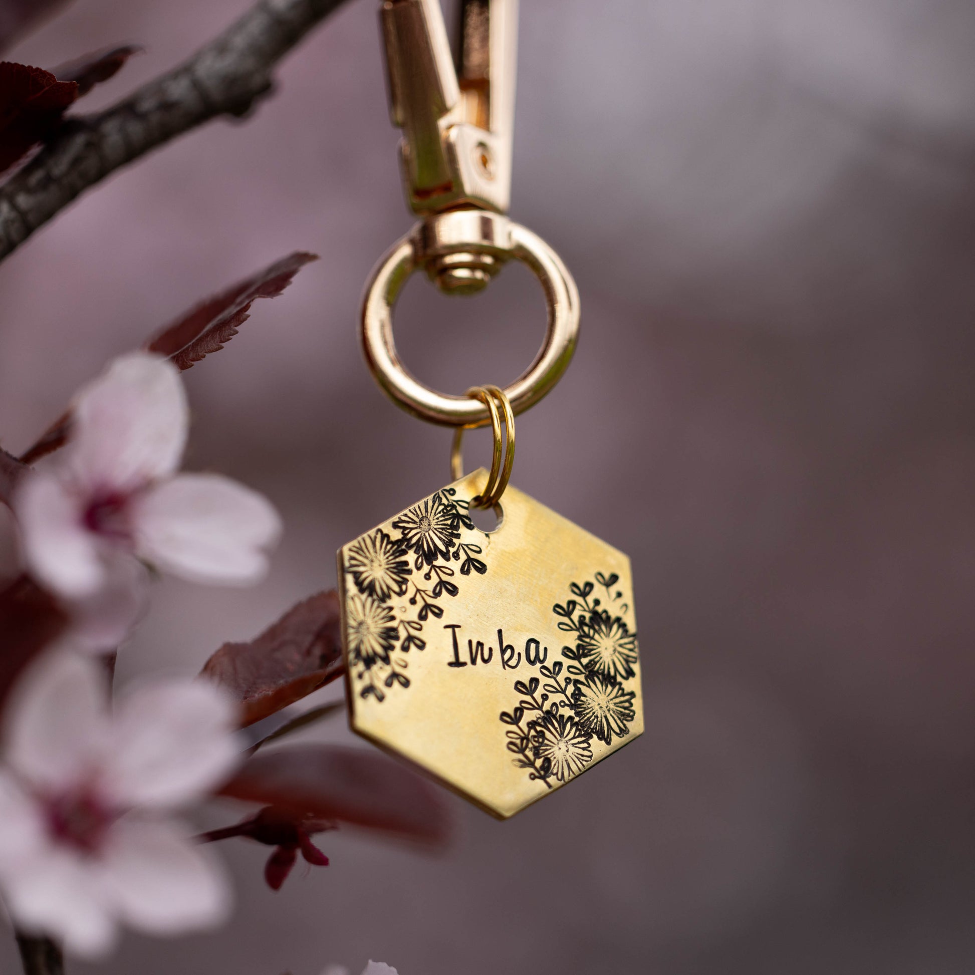 Złota adresówka dla psa Floral Blossom z delikatnym kwiatowym wzorem